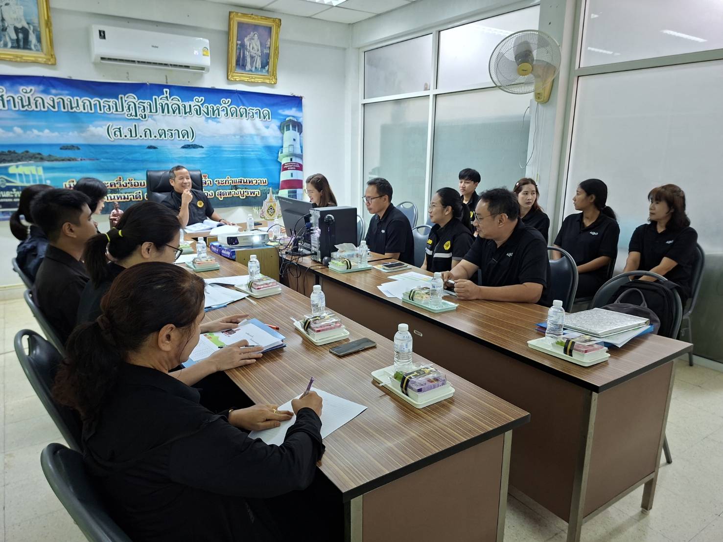 title - ผู้ตรวจราชการ ส.ป.ก. ประชุมตรวจราชการและติดตามความก้าวหน้าผลการดำเนินงานตามแผนการตรวจราชการของผู้ตรวจราชการสำนักงานการปฏิรูปที่ดินเพื่อเกษตรกรรม ประจำปีงบประมาณ พ.ศ. 2569 รอบที่ 1 เขตตรวจราชการที่ 9 จังหวัดตราด